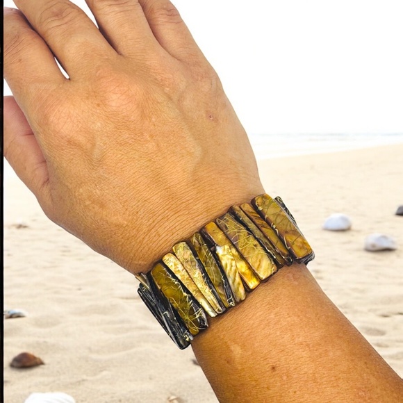 Vintage Handcrafted Mother of Pearl Golden Brown Shell Bracelet With Elastic Fit - Picture 3 of 8